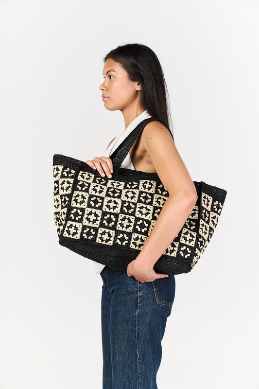 Vue de côté Sac cabas Damier en raphia noir – Asara The Label
Raffia tote in black