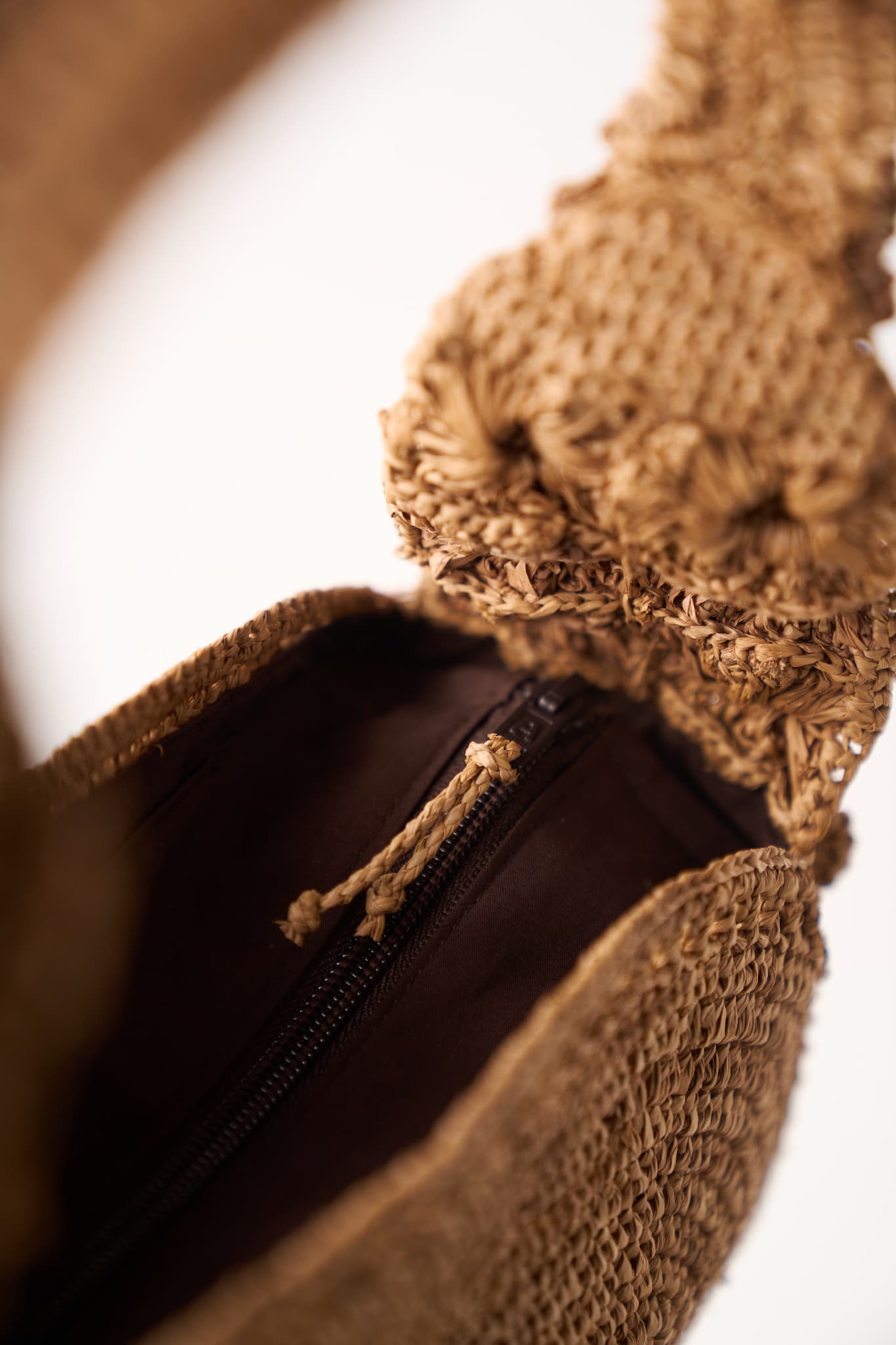 Détail du sac Pivoine en raphia naturel d'ASARA avec fermeture zippée