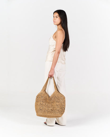 Sac filet Zoma en raphia lin clair – Asara The Label - crocheté à la main à Madagascar
