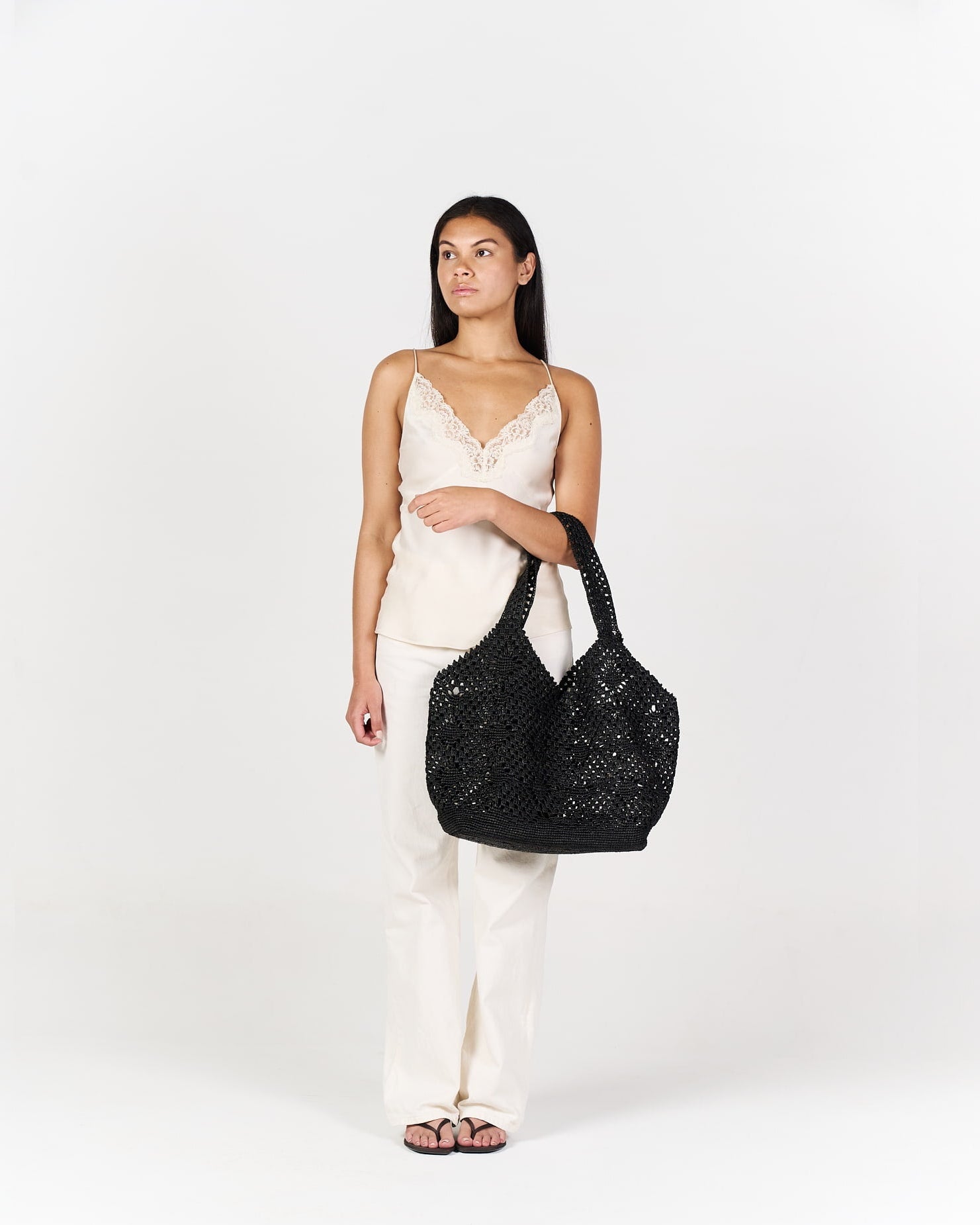 Sac filet Zoma en raphia noir – Asara The Label - crocheté à la main à Madagascar