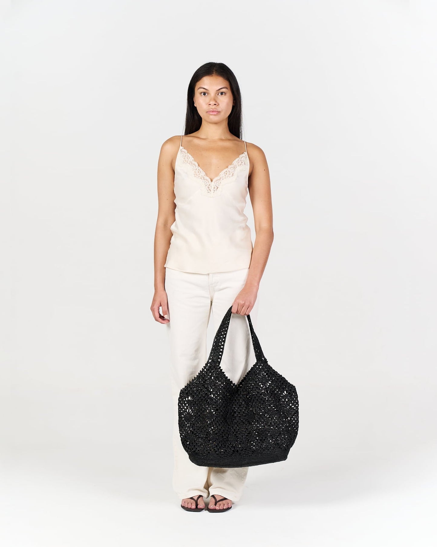 Sac filet Zoma en raphia noir – Asara The Label - crocheté à la main à Madagascar