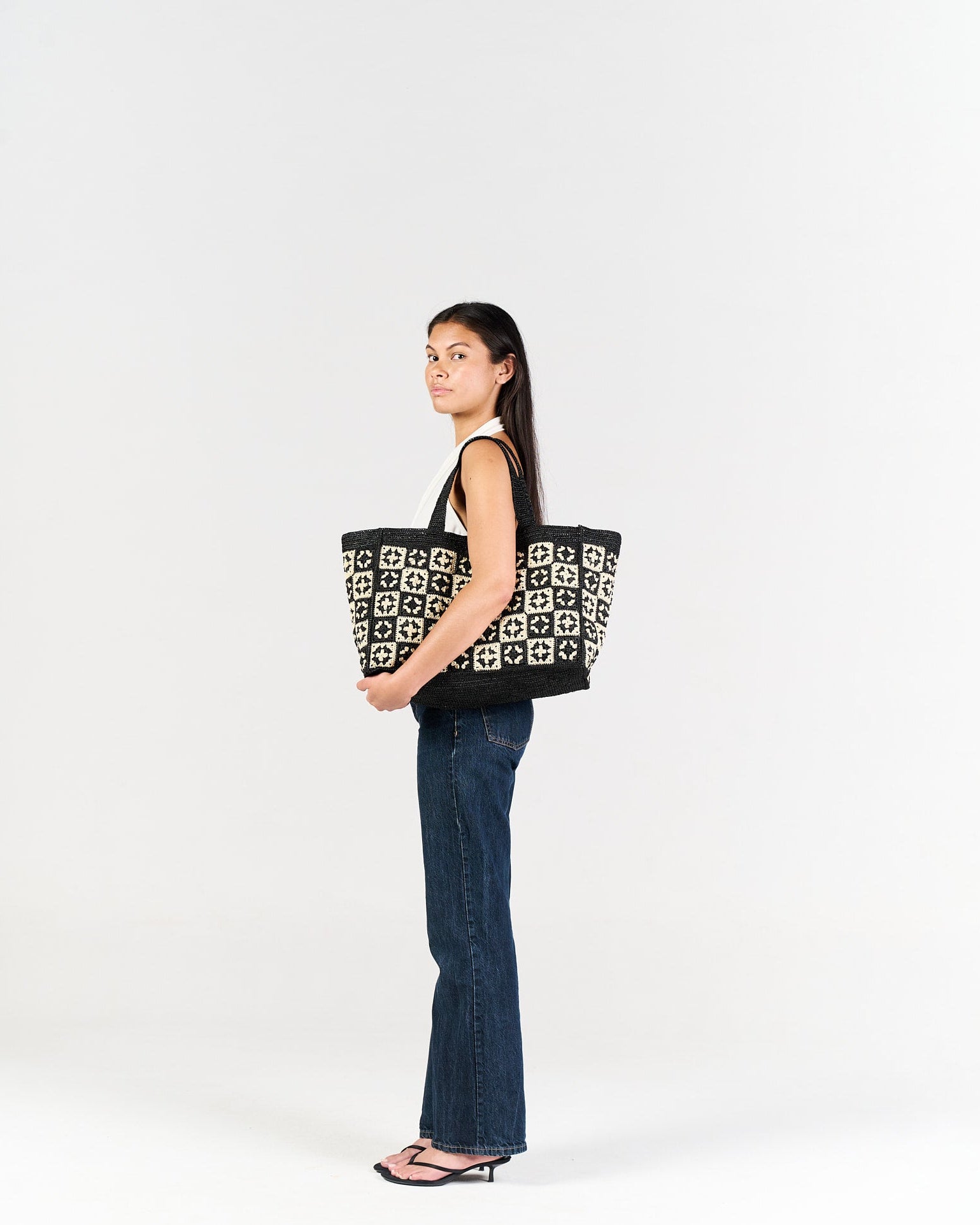 Sac cabas Damier en raphia noir – Asara The Label