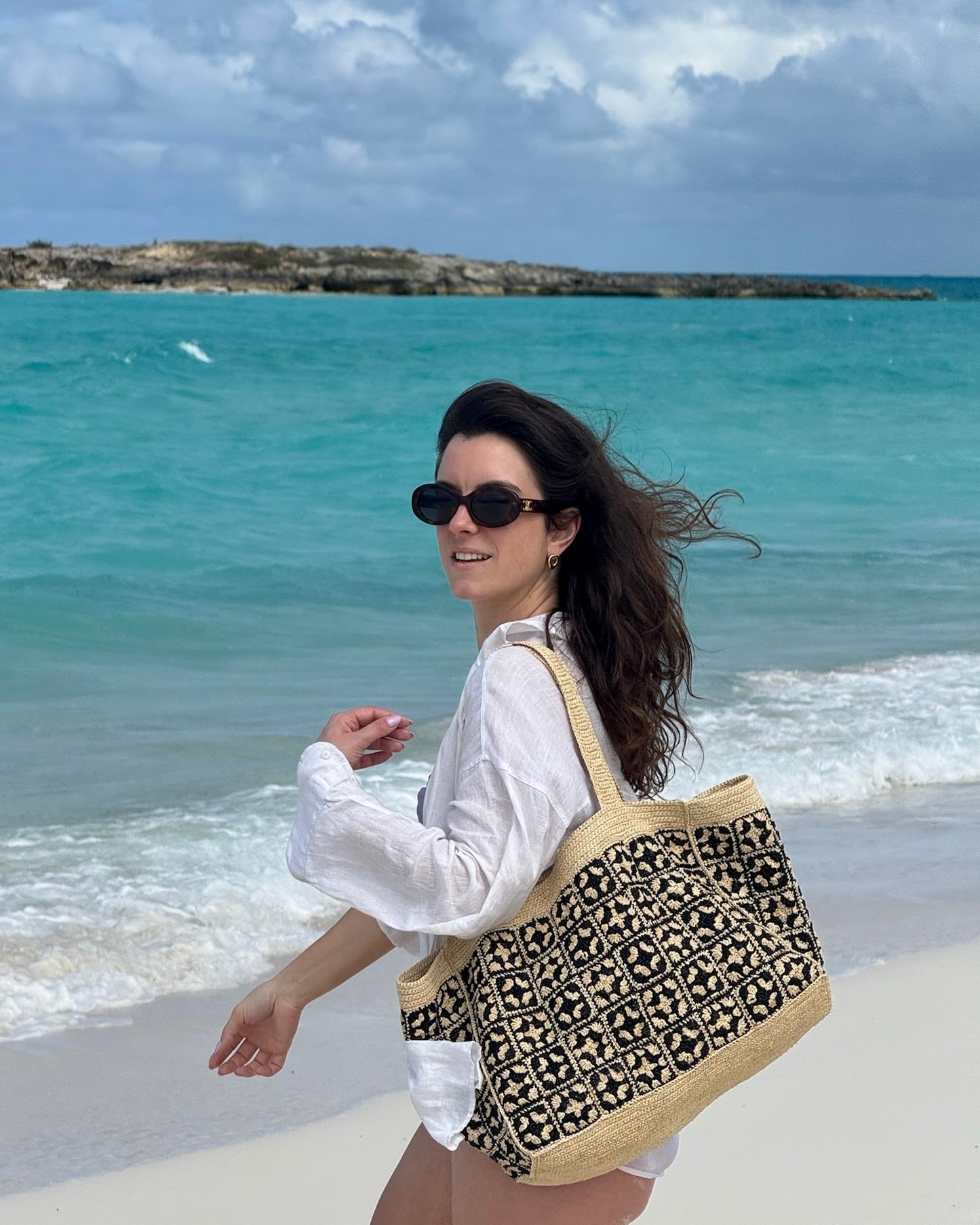 Sac cabas Damier en raphia naturel – Asara The Label
raffia tote at the beach
