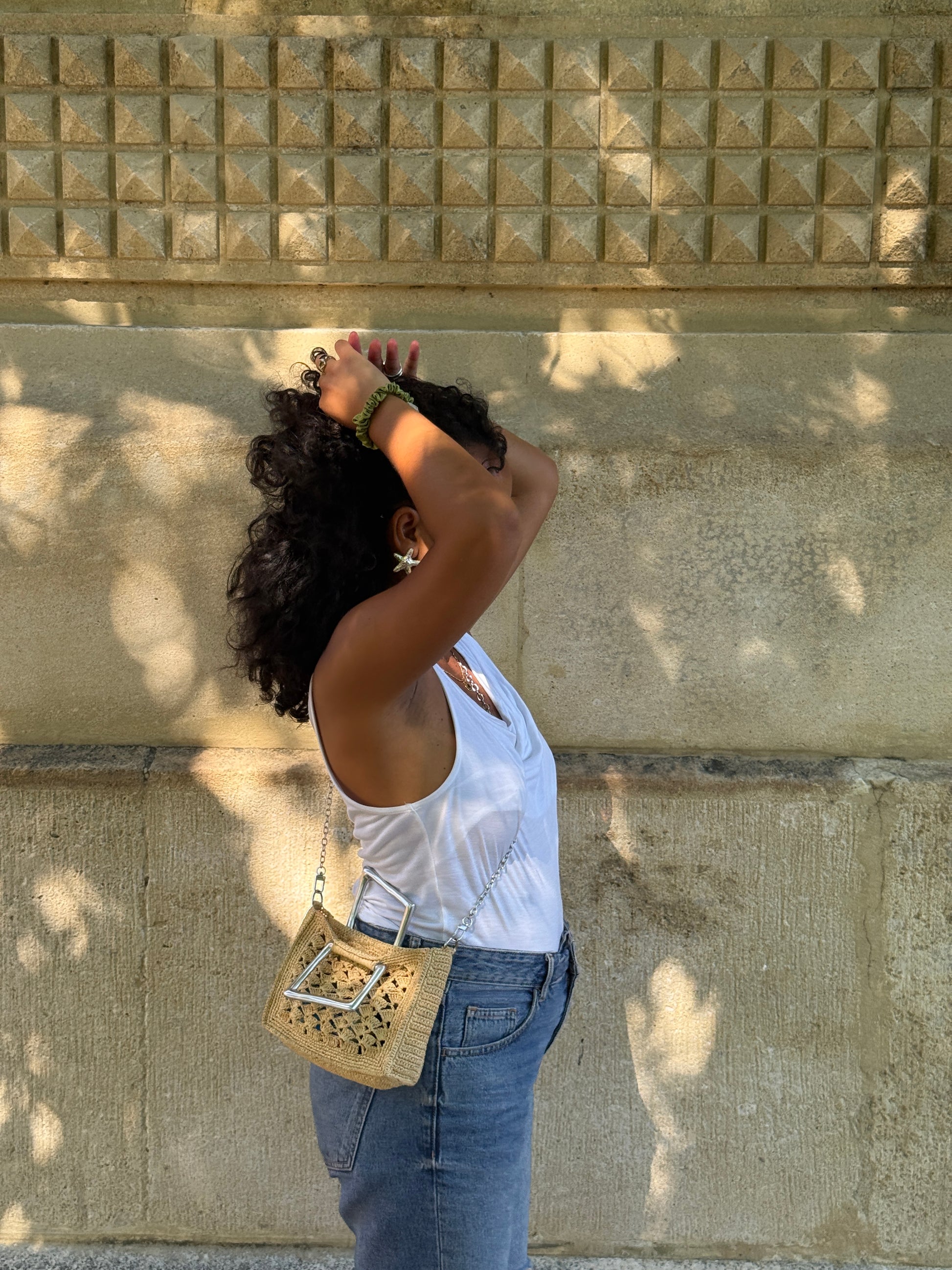 Mini sac Halo en raphia naturel avec une chaine  et anses en aluminium – Asara The Label - porté main ou bandoulière 