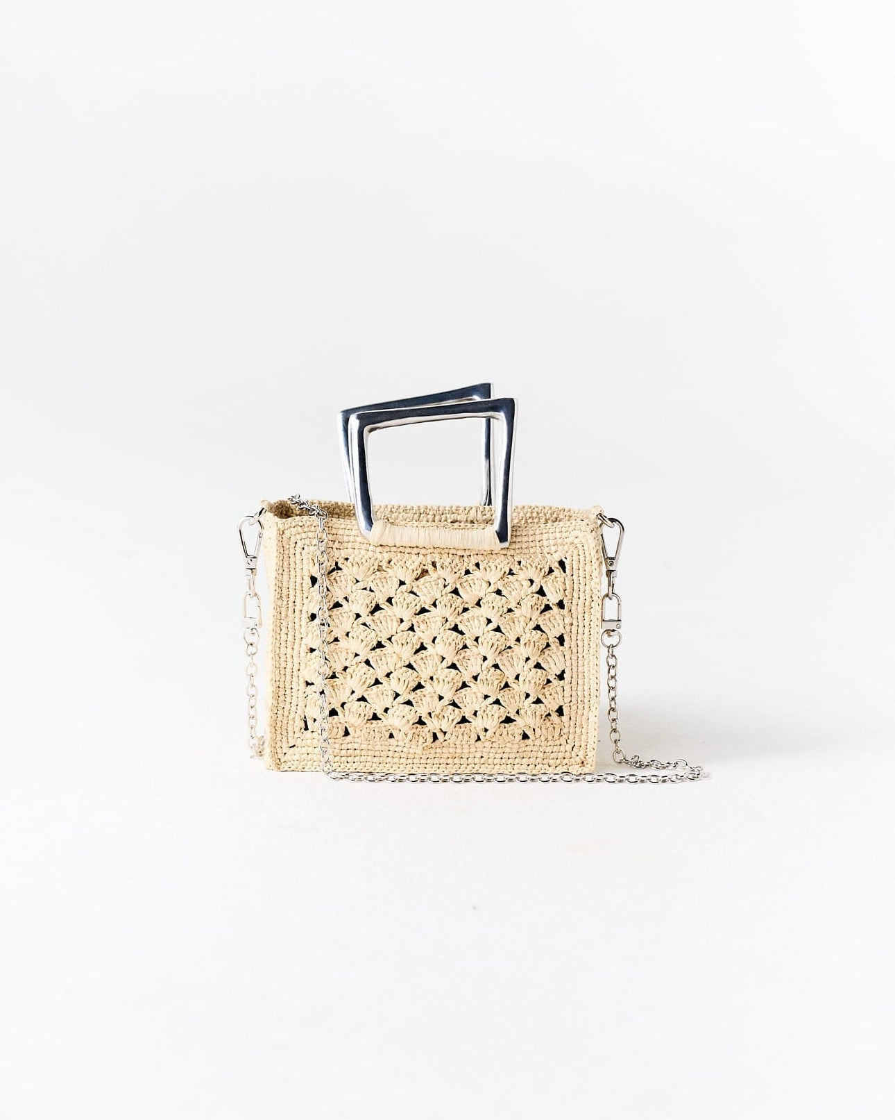 Mini sac Halo en raphia naturel avec une chaine  et anses en aluminium – Asara The Label - porté main ou bandoulière 