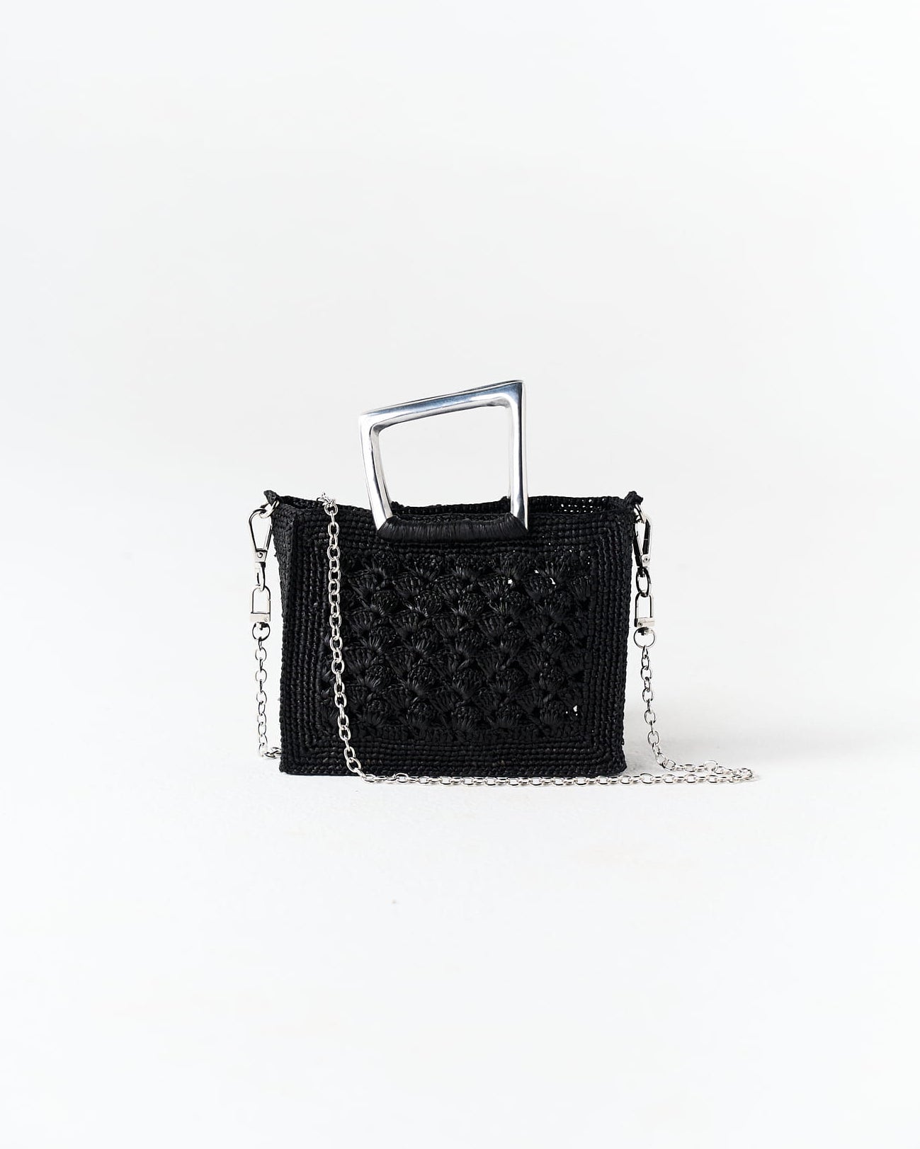 Mini sac Halo en raphia noir avec une chaine  et anses en aluminium – Asara The Label - porté main ou bandoulière 